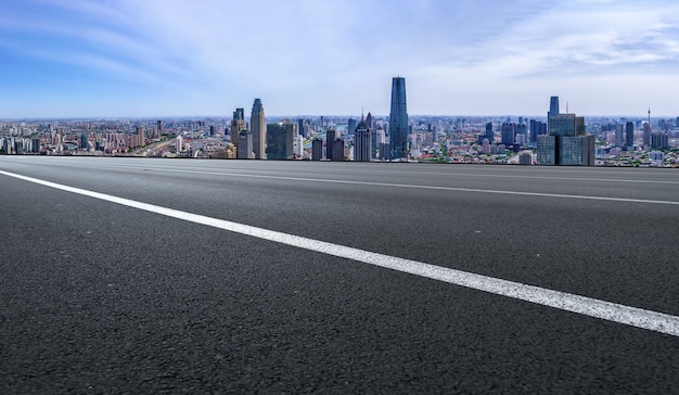 Panorama-Skyline und leere Asphaltstraße mit modernen Gebäuden