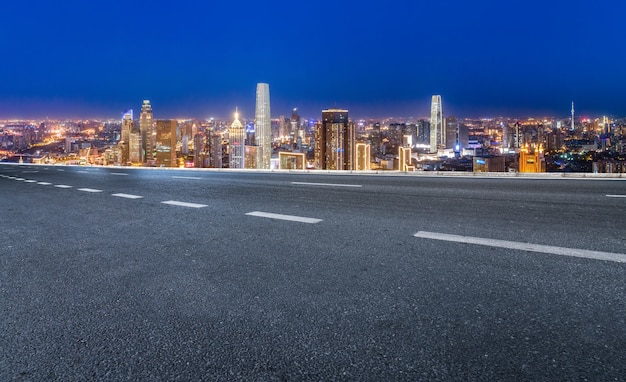 Panorama-Skyline und leere Asphaltstraße mit modernen Gebäuden