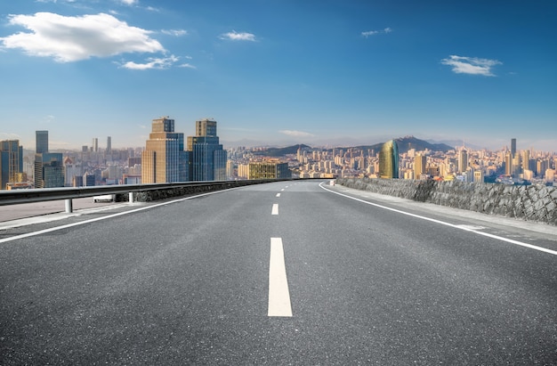 Panorama-Skyline und leere Asphaltstraße mit modernen Gebäuden