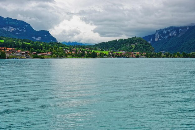 Panorama sobre el lago Brienz y la montaña Brienzer Rothorn con chalet tradicional suizo en Interlaken, Cantón de Berna en Suiza