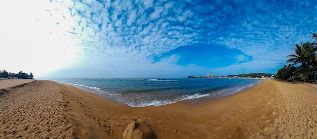 panorama de la soleada playa de arena playa del océano tropical