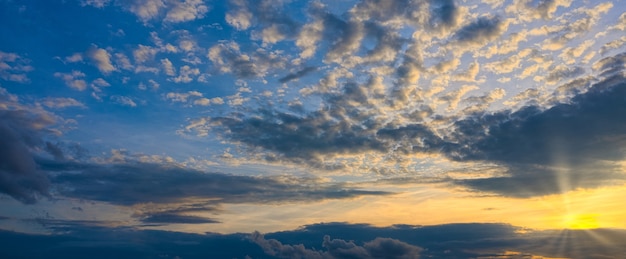 Panorama Sonnenschein durch die schönen Wolken der untergehenden Sonne