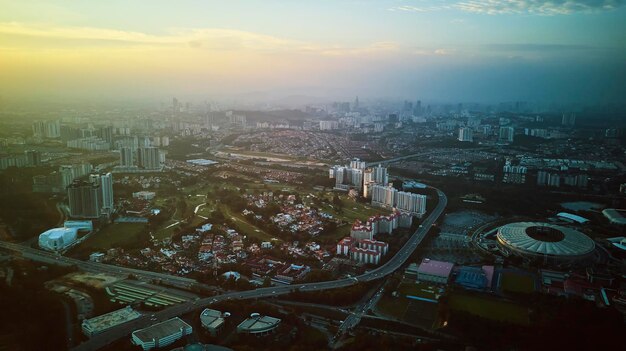 Panorama-Stadtansicht mitten im Stadtzentrum von Kuala Lumpur am frühen Morgen mit wenig Nebel Malaysia