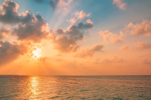 Panorama-Strandlandschaft Tropische Küste Natur Meereslandschaft Horizont Orange goldene Strahlen strahlen Sonnenuntergang Himmel