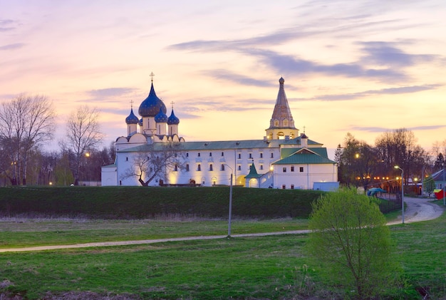 Panorama del Suzdal Kremlin por la mañana