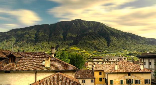 Foto panorama techos de las casas en el centro de feltre y el verde monte tomatico belluno italia