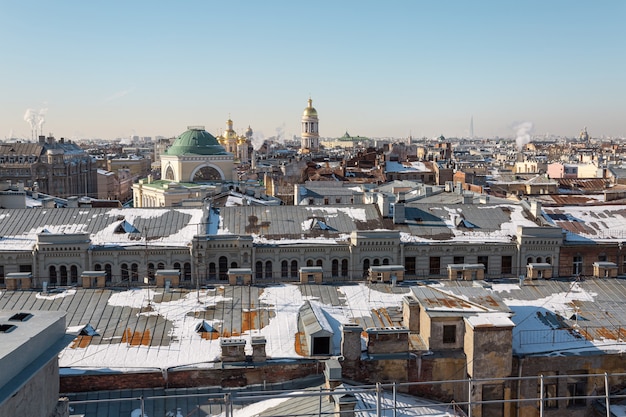 Panorama de los tejados de San Petersburgo en un día soleado de invierno.