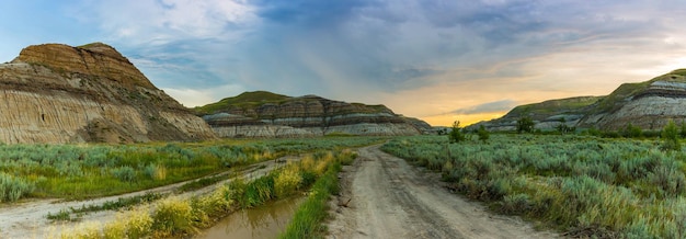 Panorama de tormenta sobre las montañas drumheller en canadá