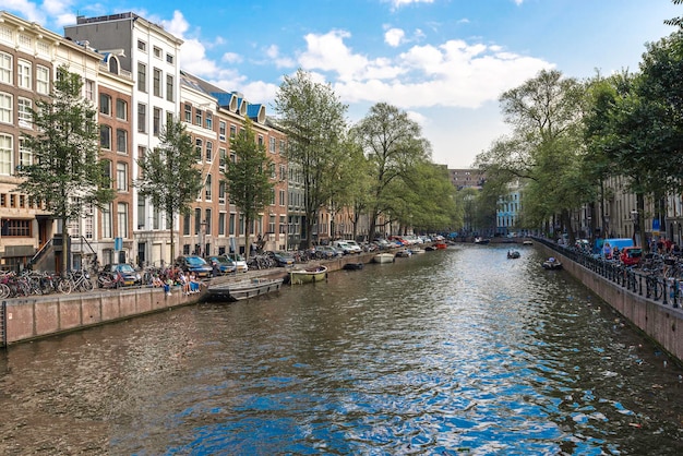 Panorama traditioneller Häuser und eines Amsterdamer Kanals am Morgen