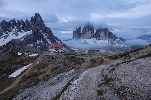 Panorama de tre cime y monte paterno en la mañana nublada