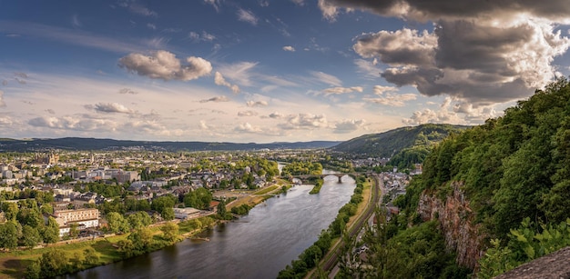 Panorama de Trier con el río Mosel y las montañas