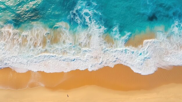 Panorama tropisches Meer und Sandstrand mit blauem Himmelshintergrund von oben nach unten