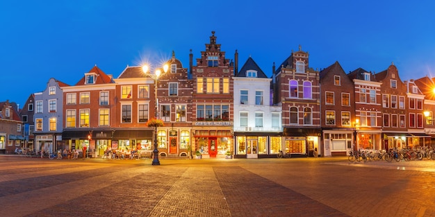 Panorama typisch holländischer Häuser auf dem Marktplatz im Zentrum der Altstadt bei Nacht, Delft, Holland, Niederlande