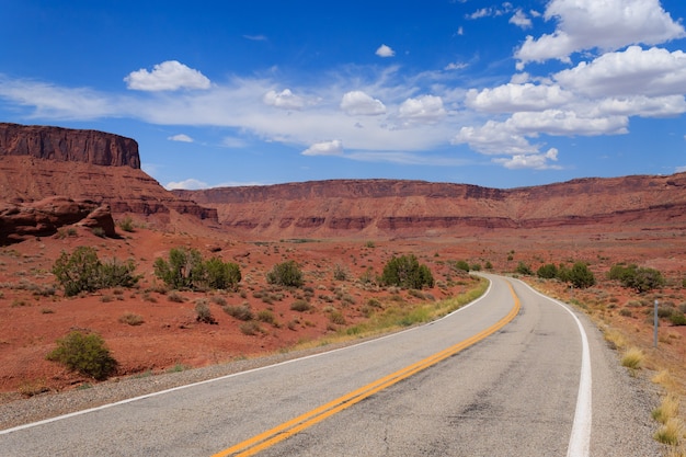 Panorama de Utah. carretera a través de montañas rojas. Estados Unidos de America