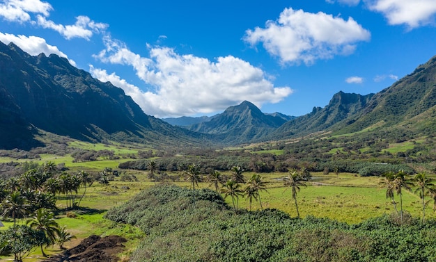 Panorama del valle de Kualoa o Ka'a'awa cerca de Kaneohe en Oahu utilizado en películas jurásicas