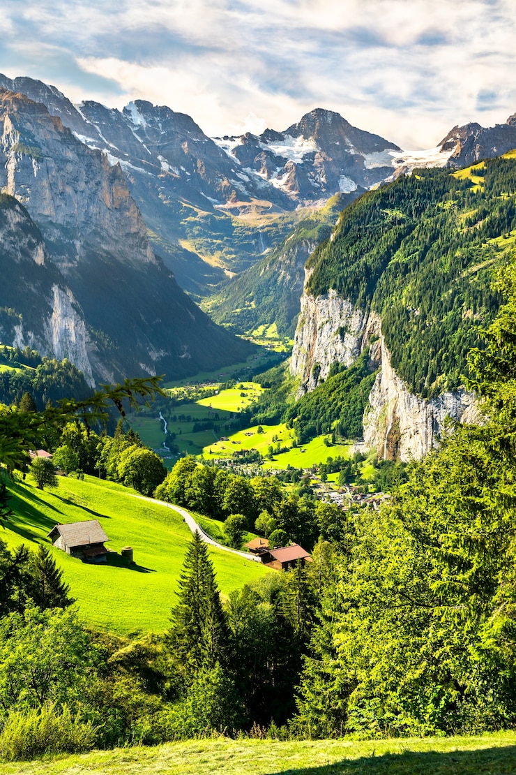 Foto panorama del valle de lauterbrunnen de wengen en los alpes suizos