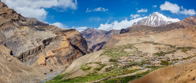 Panorama del valle de spiti y el pueblo de kibber