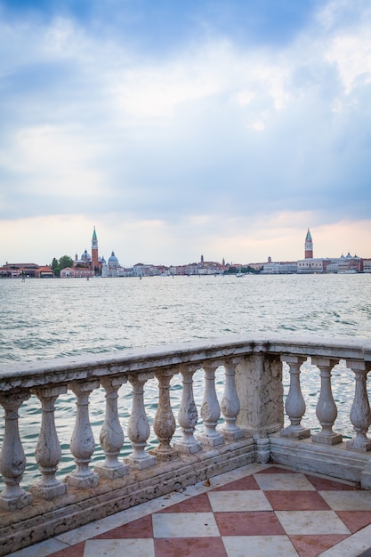 Panorama de Venecia desde el paseo marítimo durante un día nublado