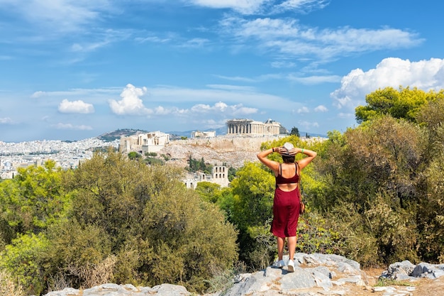 Panorama del verano de Atenas con vistas a Plaka de la ciudad y las colinas