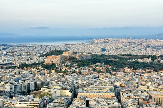 Panorama del verano de Atenas con vistas a Plaka de la ciudad y las colinas