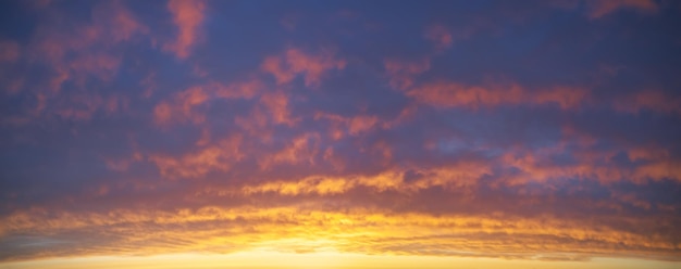 Panorama de verano de fondo del cielo durante la puesta de sol