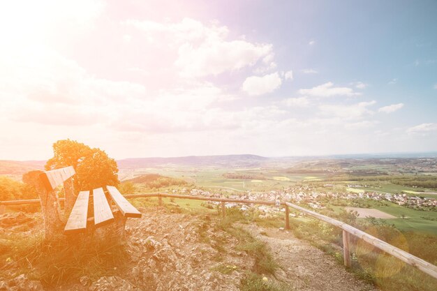 Panorama de verano de montañas en Europa