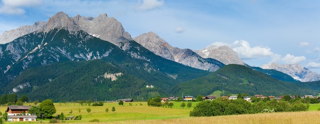 Panorama de verano tranquilo del país de la montaña de los Alpes, Austria, afueras del pueblo de Gosau.