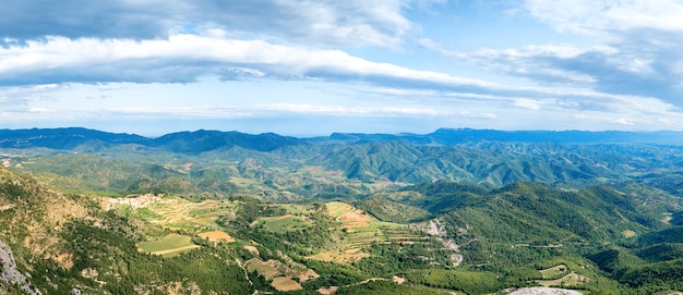 Panorama de las verdes montañas de los Pirineos, cerca de Barcelona, España