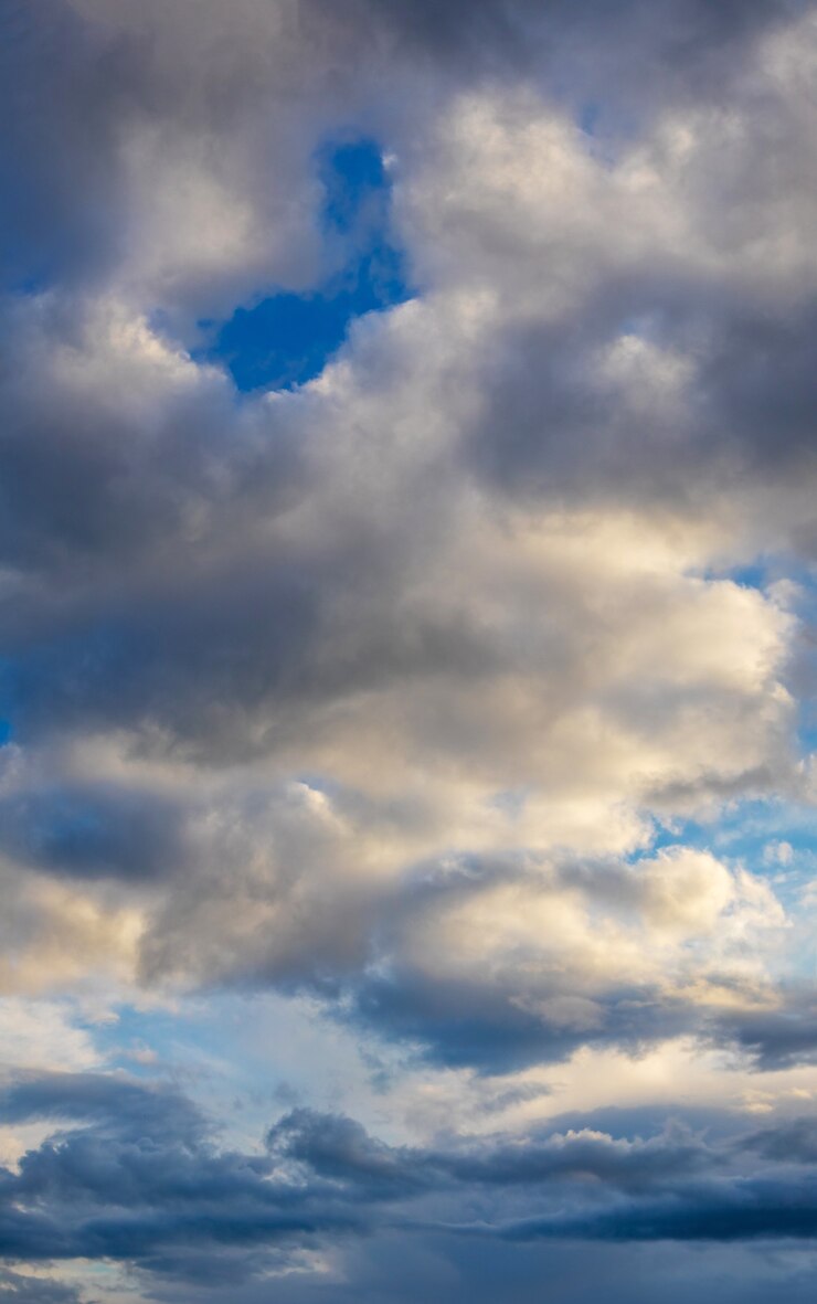Foto panorama vertical do céu com nuvens de tempestade dramáticas