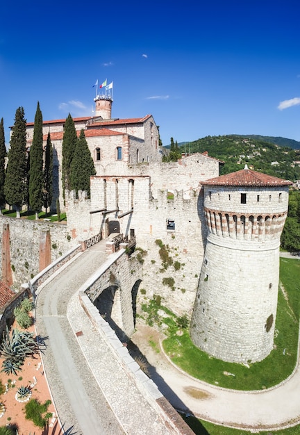 Panorama vertical do edifício principal do castelo em Brescia