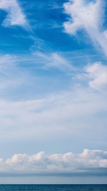 PANORAMA VERTICAL foto real papel de parede natural cloudscape Lindas nuvens cumulus brancas e fofas verão céu azul calmo mar horizonte horizonte Conceito relaxar humor mais coleção de tamanho e tom em estoque