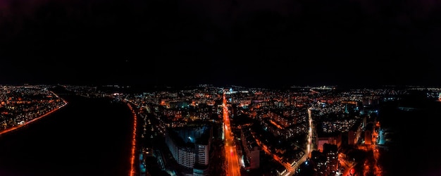 Panorama de la vista aérea nocturna de la ciudad de IvanoFrankivsk luces brillantes de automóviles y luz nocturna