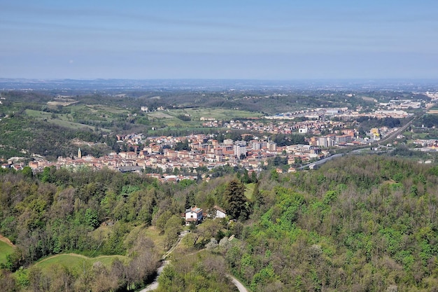 Panorama de la vista aérea de Serravalle Scrivia