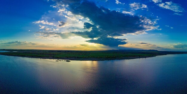 Panorama a la vista del cielo del atardecer con nubes sobre las montañas de los Balcanes y la bahía del Mar Negro cerca de la playa