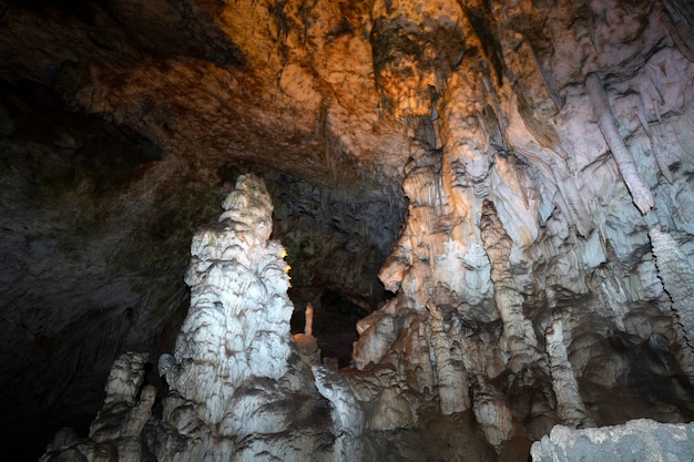 Panorama de la vista interior de las cuevas de Postojna