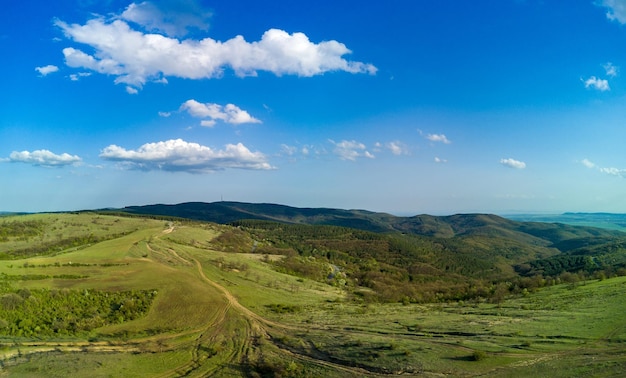 Panorama de una vista desde lo alto de los prados y laderas de las montañas de los Balcanes bajo la luz del día en Bulgaria