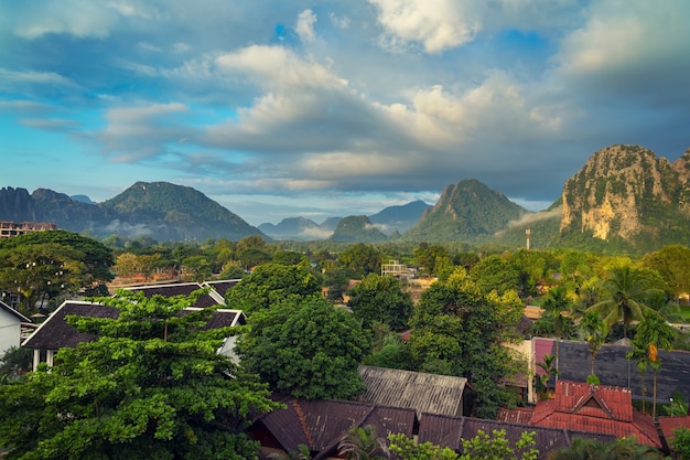 Panorama de la vista del paisaje en la mañana en Vang Vieng, Laos.