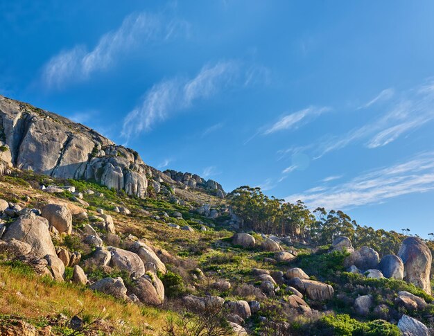 Panorama y vista del paisaje de la montaña Lions Head en Ciudad del Cabo Sudáfrica durante las vacaciones de verano y las vacaciones Cielo azul colinas escénicas paisaje natural de flora verde fresca que crece en un área remota