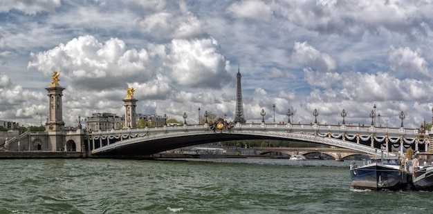 Panorama de la vista del paisaje urbano de París desde el Sena