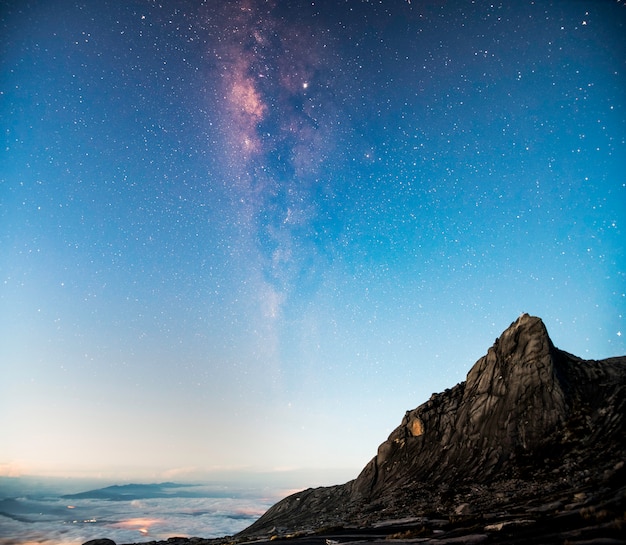 Panorama vista universo espaço tiro da via láctea com estrelas no céu crepuscular