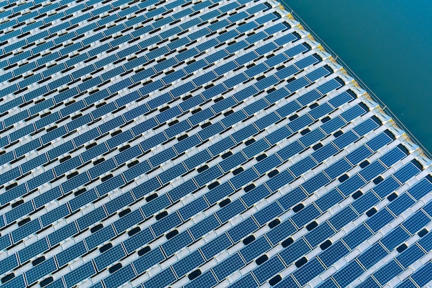 Panorama visualiza os painéis solares flutuantes na água de energia alternativa no lago