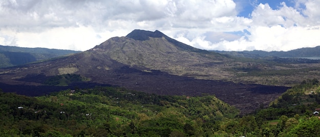 Panorama del volcán Batur en Indonesia