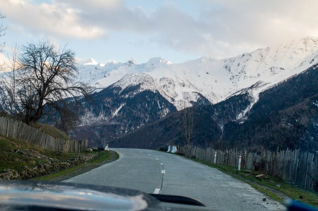 Panorama vom Autowindfenster der georgianischen Berge und des Schnees