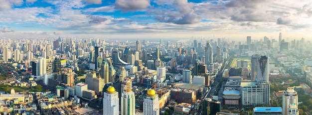 Panorama von Bangkok an einem Sommerabend