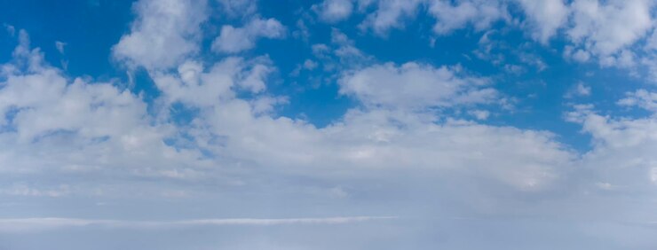 Panorama von blauem Himmel mit weißen Wolken