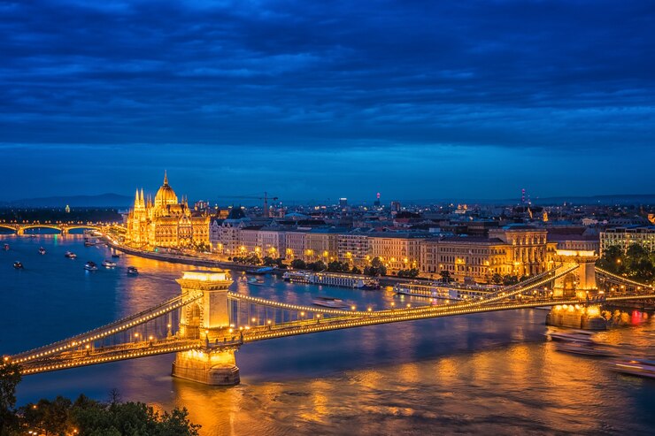 Foto panorama von budapest bei nacht. ungarische sehenswürdigkeiten: kettenbrücke, parlament und donau in budapest.