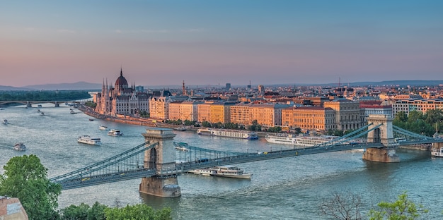 Panorama von Budapest bei Sonnenuntergang. Ungarische Sehenswürdigkeiten