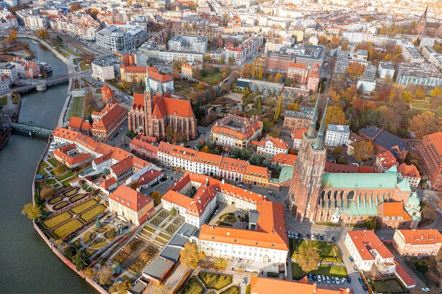 Panorama von der Höhe des Marktplatzes in Breslau, Polen, an einem Sommertag