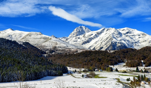 Panorama von französischen Pyrenäen-Bergen mit Pic du Midi de Bigorre