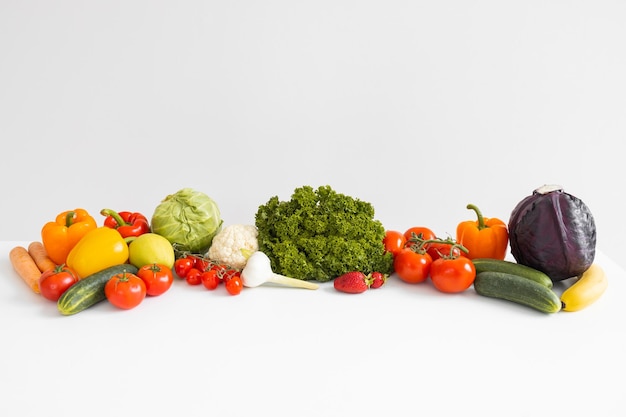 Panorama von frischem Gemüse und Obst auf weißem Hintergrund